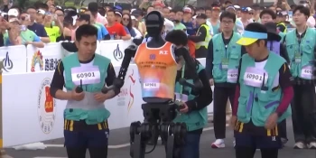 Course de fond à Pékin : des automates à l\'apparence humaine prêts à s\'élancer.