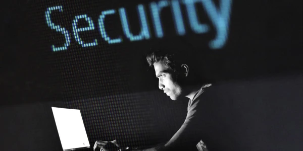 L\'intelligence artificielle bouleverse le domaine de la cybersécurité, en ouvrant la voie à une intensification des attaques de phishing personnalisées et dirigées vers les fonctions vitales des sociétés.