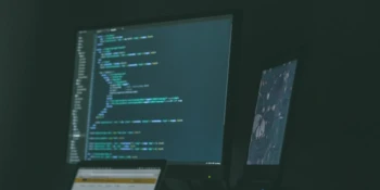 L\'IA en armure : comment les grands modèles de langage transforment la cybersécurité, en pratique.
