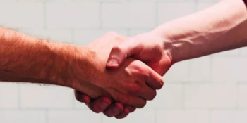 Capgemini, Mistral AI et SAP unissent leurs forces afin de dynamiser la généralisation de l\'IA Générative dans les domaines soumis à des réglementations strictes.