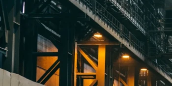 Le secteur industriel français mise gros sur l\'intelligence artificielle dans le cadre de l\'Industrie 4.0, cependant, les retours sur investissement peinent à se concrétiser.
