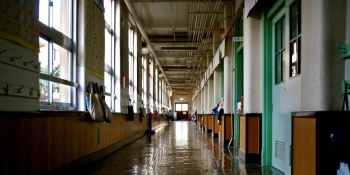 L\'emploi de l\'IA générative est permis dans le cadre scolaire, bien que supervisé.
