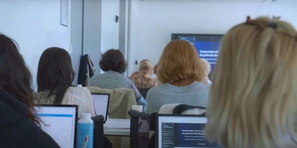 Intelligence Artificielle et intégration des femmes : Women in AI et Social Builder joignent leurs forces au projet GenIAles de Simplon et Microsoft.