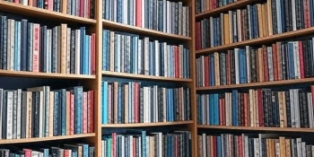 Claude devant le juge : Anthropic déclarée responsable du stockage de livres obtenus illégalement, mais innocentée concernant l\'apprentissage de son intelligence artificielle.