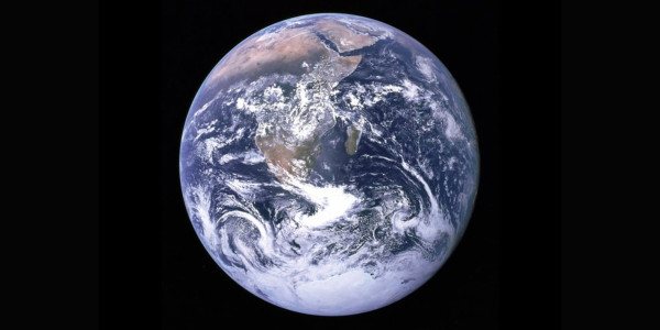 Pour un futur plus respectueux de l\'environnement dans le domaine de l\'intelligence artificielle : l\'UNESCO exhorte à minimiser la consommation d\'énergie des grands modèles de langage.