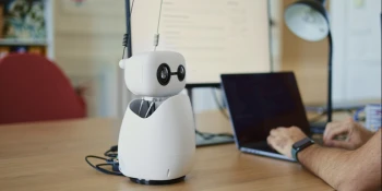 Hugging Face présente Reachy Mini : une avancée significative vers l\'accessibilité accrue de la robotique dotée d\'intelligence artificielle.
