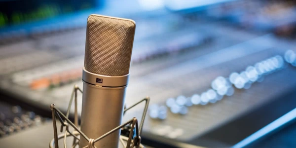 Voxtral : Mistral AI se lance dans l\'arène des modèles de langage vocal à code source ouvert.