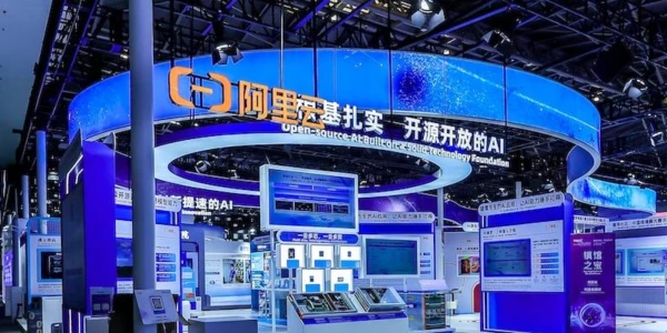 Lors du WAIC 2025, Alibaba a dévoilé ses postes de pilotage intelligents, ses verres connectés dotés d\'intelligence artificielle et ses alliances stratégiques.
