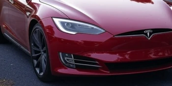 Jugement sans précédent à Miami : Tesla devra s\'acquitter d\'une somme de 243 millions de dollars suite à un accident ayant entraîné la mort d\'une personne.
