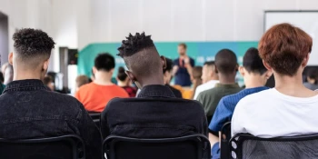 Établissements d\'enseignement secondaire : l\'intelligence artificielle fait son entrée avec la nouvelle année scolaire.
