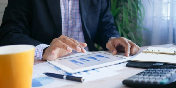 Indicateur 2025 des instruments utilisés par les directeurs financiers : l\'intelligence artificielle s\'impose comme un élément essentiel dans les services financiers.